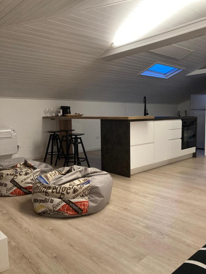 La Mansarda di Juliette Apartment Desenzano del Garda Bagian luar foto