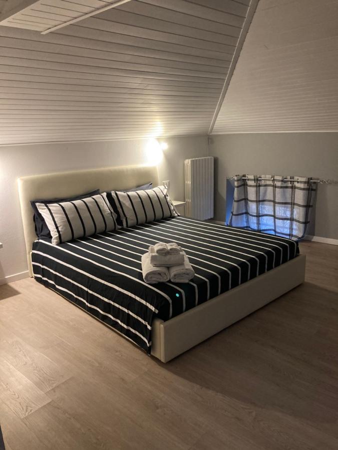 La Mansarda di Juliette Apartment Desenzano del Garda Bagian luar foto