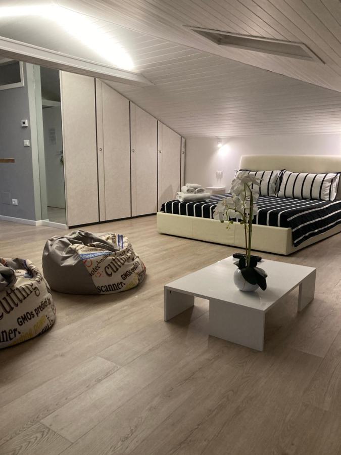 La Mansarda di Juliette Apartment Desenzano del Garda Bagian luar foto