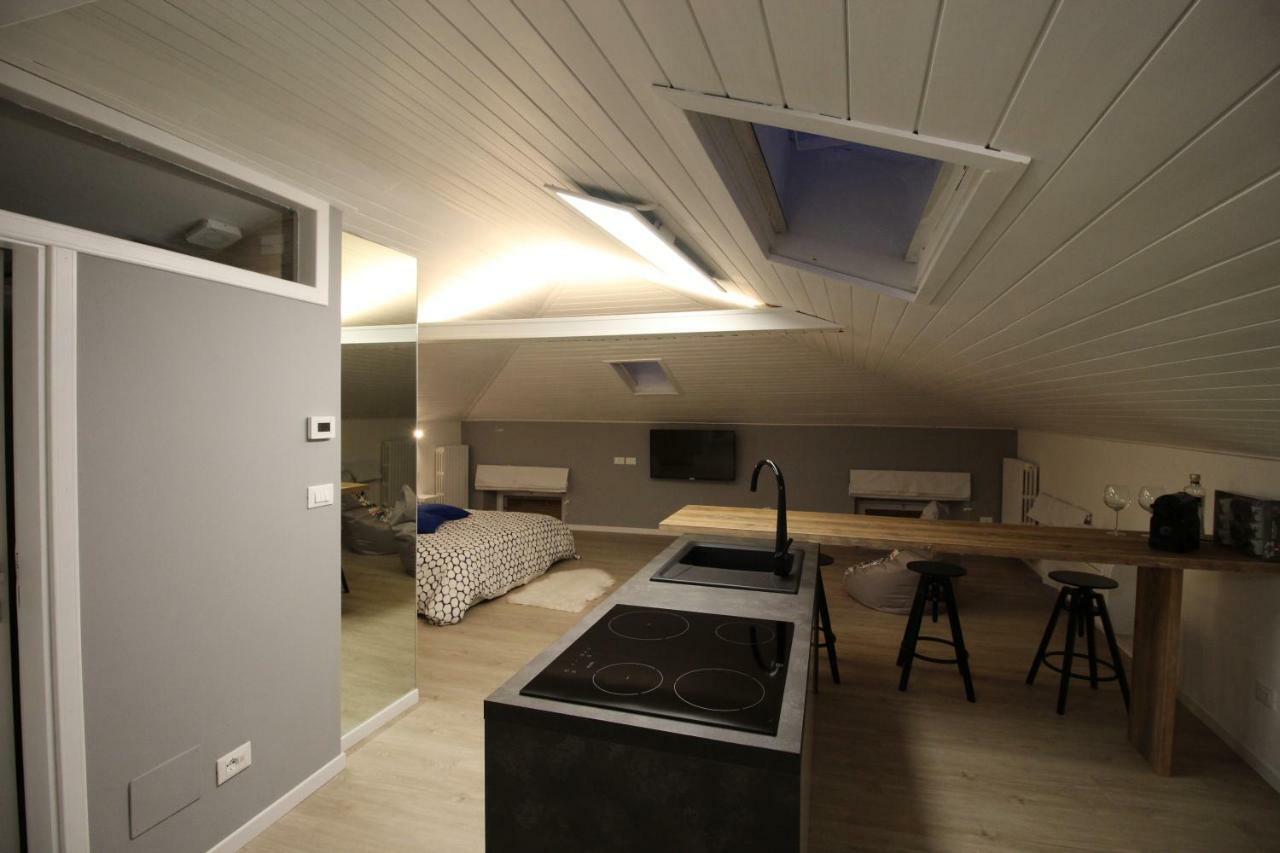 La Mansarda di Juliette Apartment Desenzano del Garda Bagian luar foto