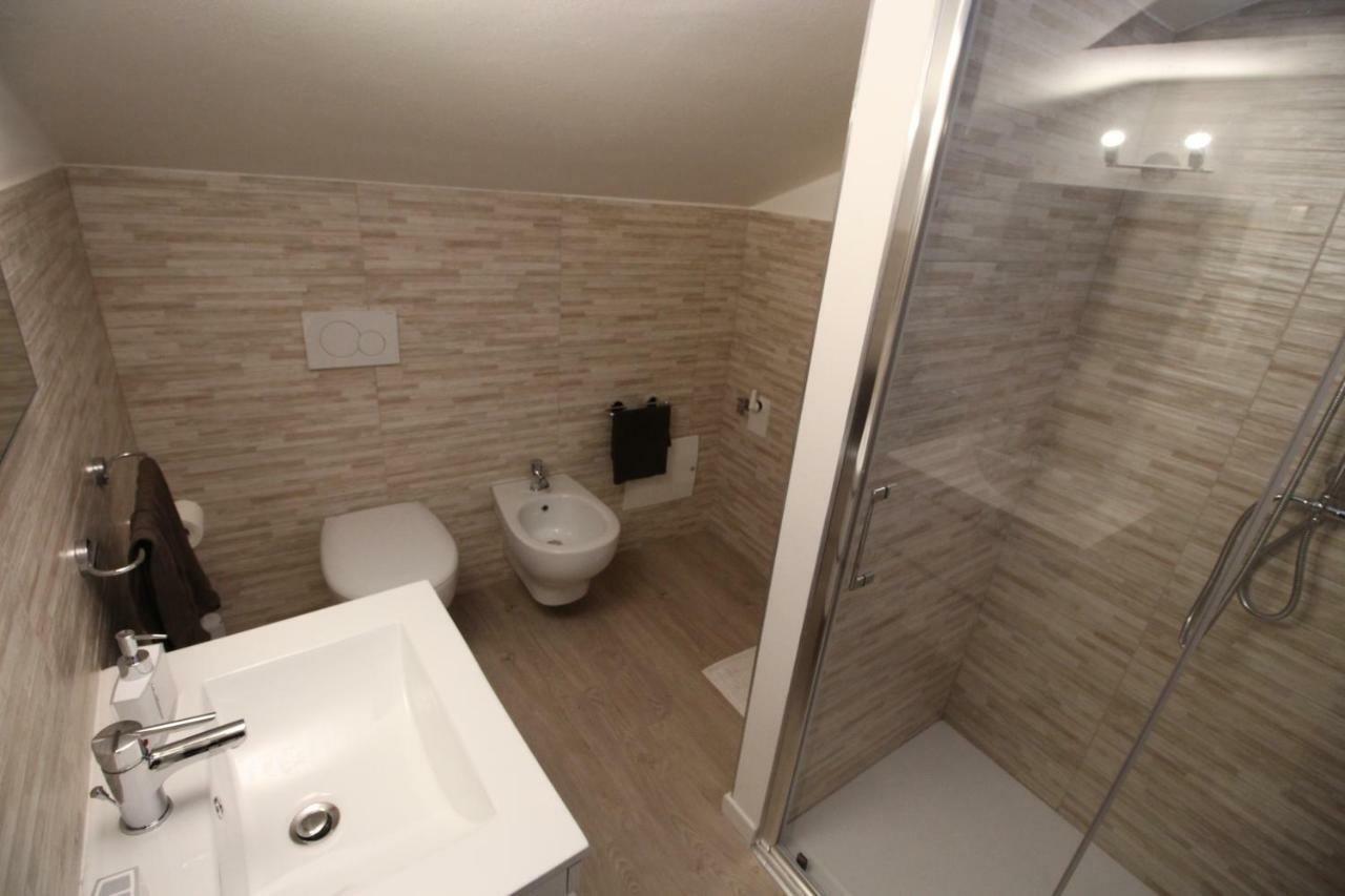 La Mansarda di Juliette Apartment Desenzano del Garda Bagian luar foto