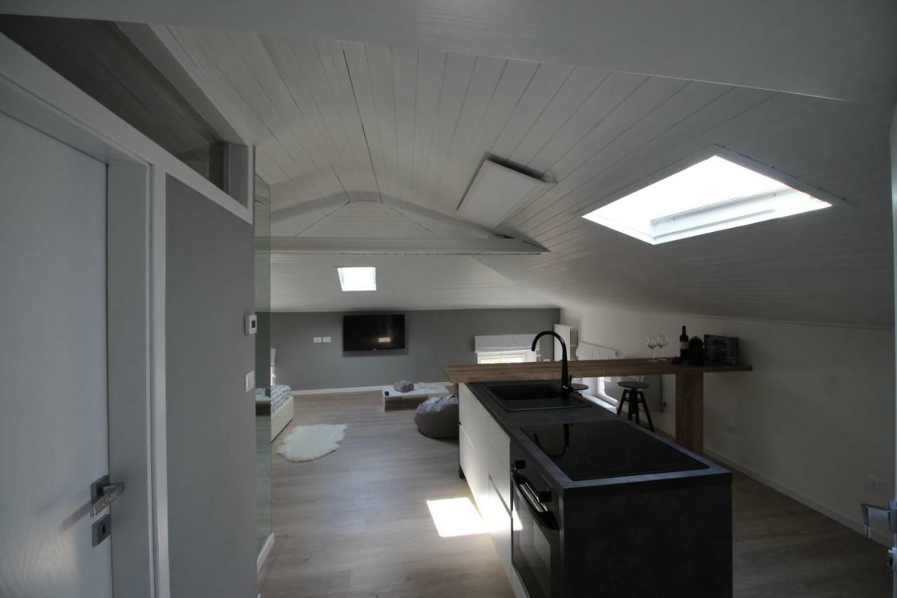 La Mansarda di Juliette Apartment Desenzano del Garda Bagian luar foto