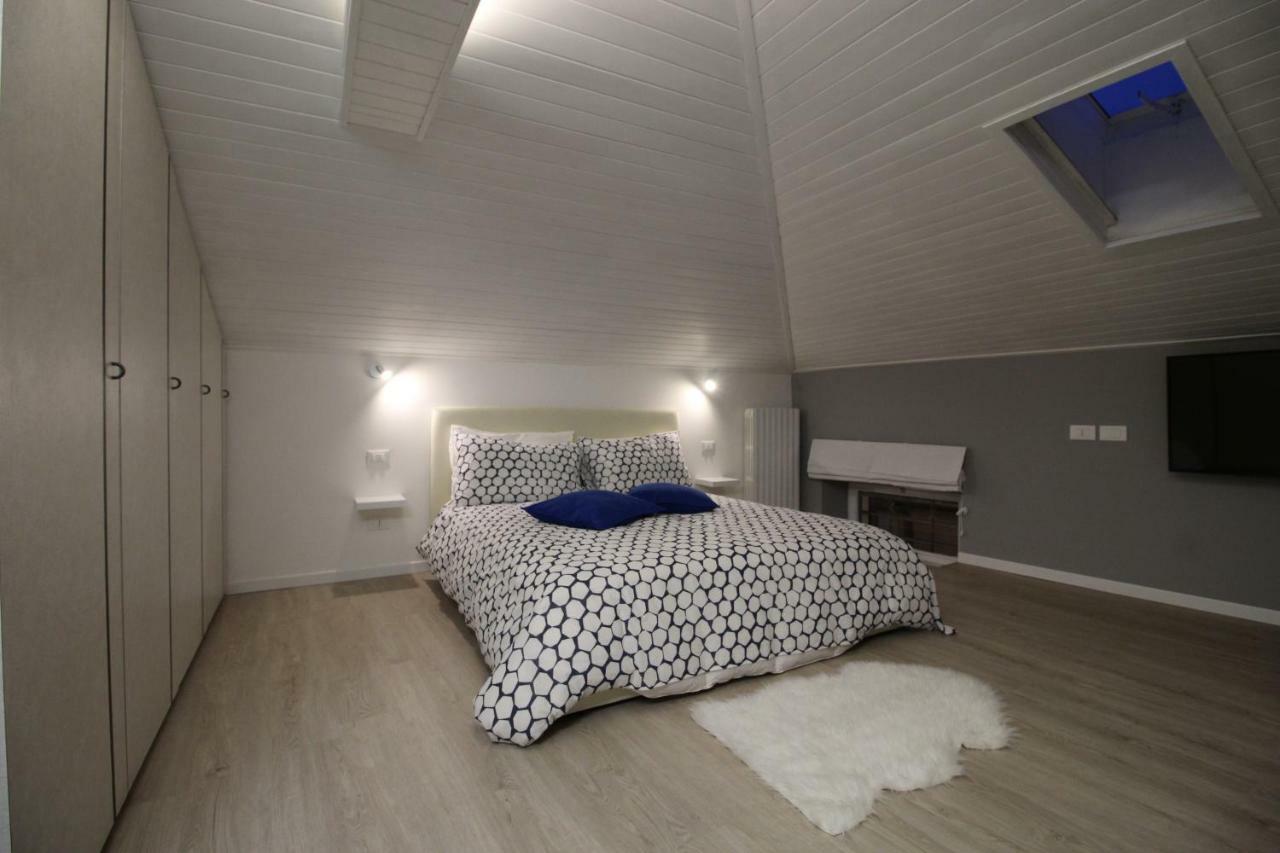 La Mansarda di Juliette Apartment Desenzano del Garda Bagian luar foto