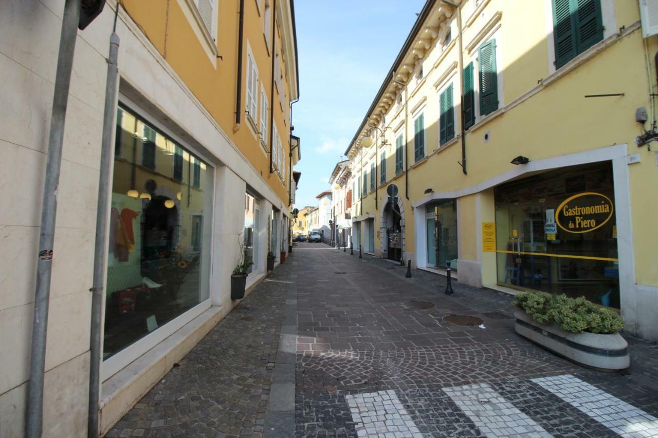 La Mansarda di Juliette Apartment Desenzano del Garda Bagian luar foto