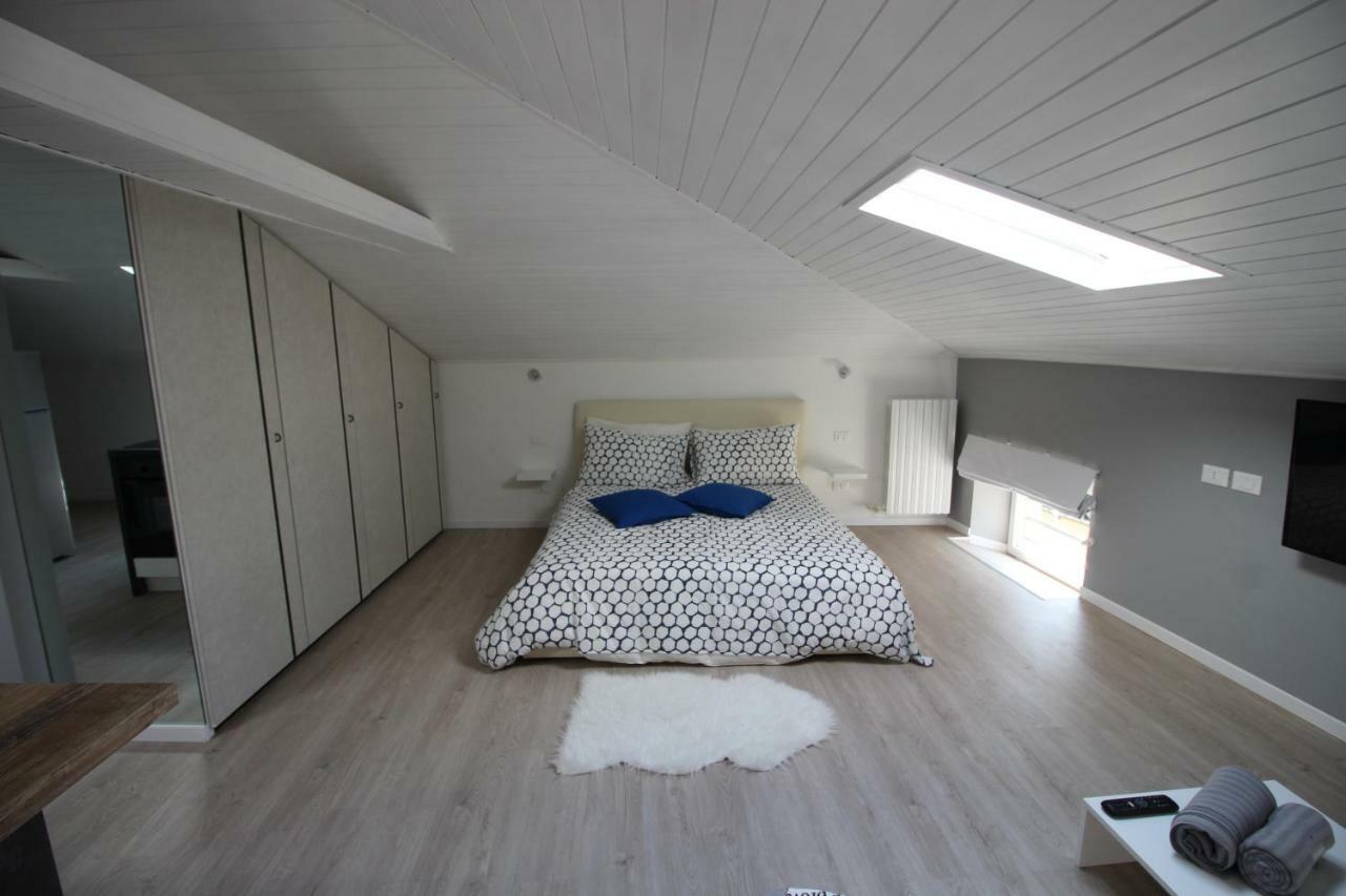 La Mansarda di Juliette Apartment Desenzano del Garda Bagian luar foto