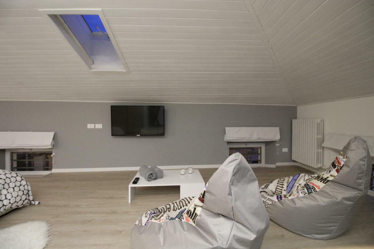 La Mansarda di Juliette Apartment Desenzano del Garda Bagian luar foto