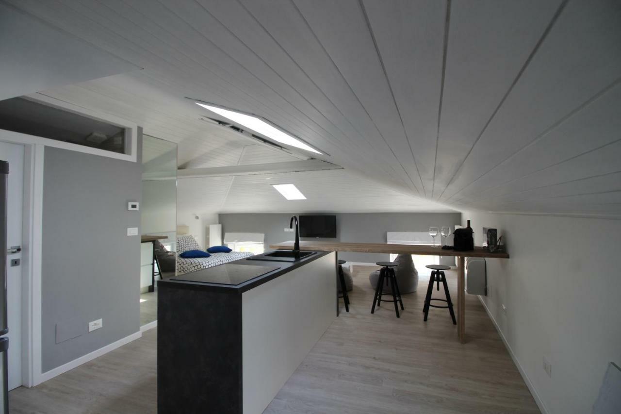 La Mansarda di Juliette Apartment Desenzano del Garda Bagian luar foto