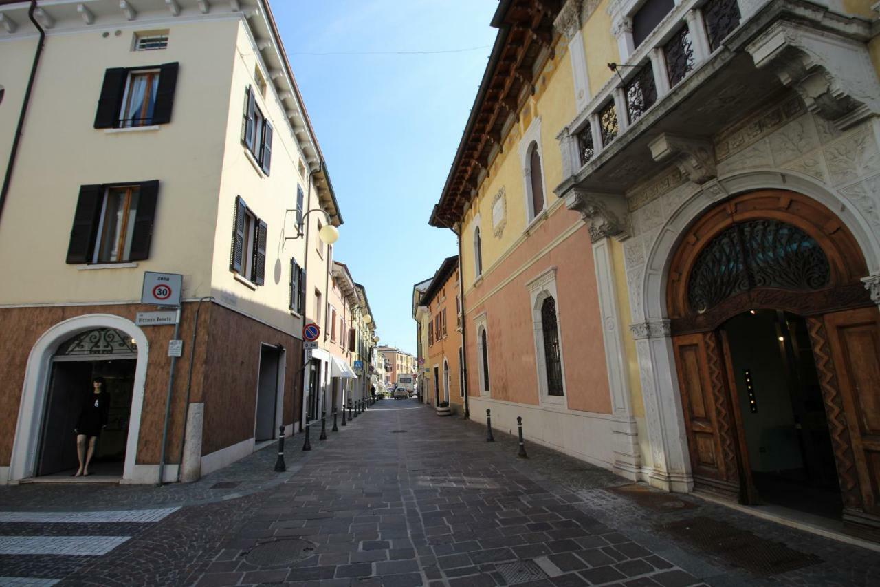 La Mansarda di Juliette Apartment Desenzano del Garda Bagian luar foto