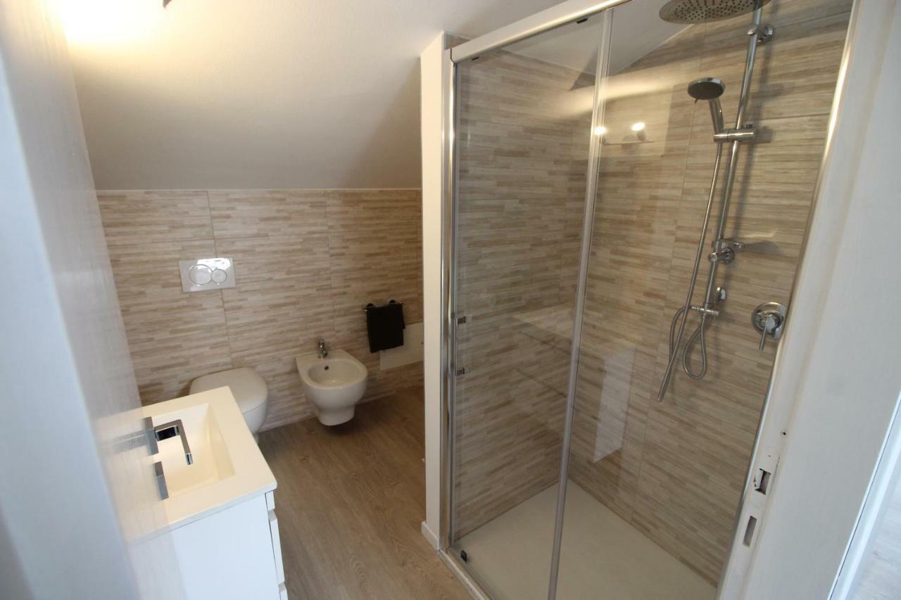 La Mansarda di Juliette Apartment Desenzano del Garda Bagian luar foto