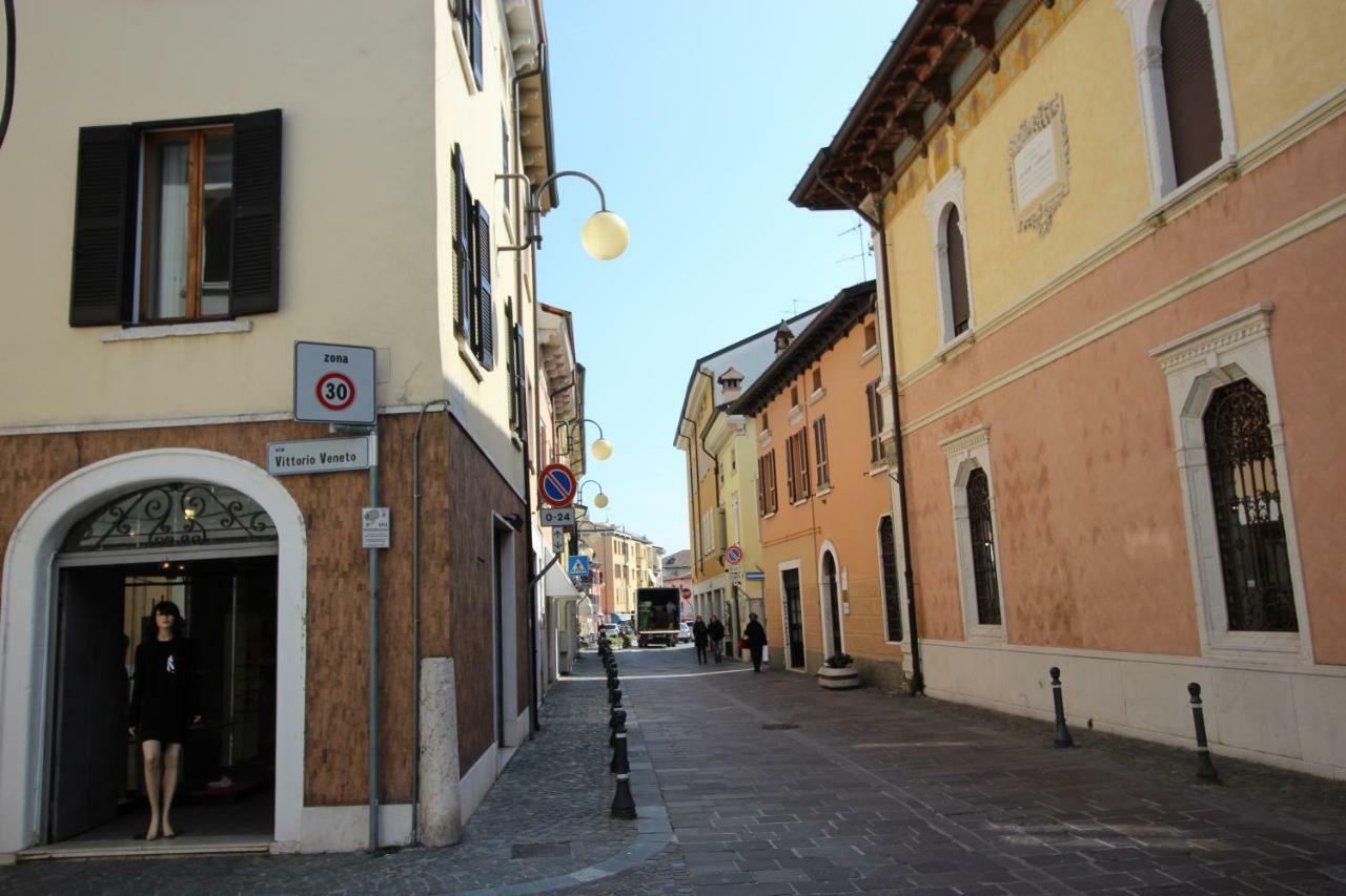 La Mansarda di Juliette Apartment Desenzano del Garda Bagian luar foto