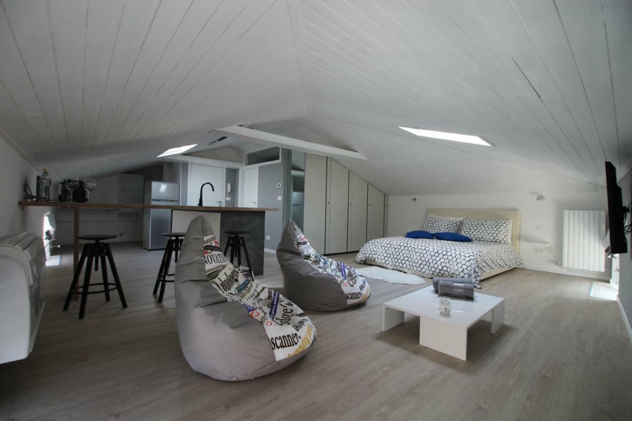 La Mansarda di Juliette Apartment Desenzano del Garda Bagian luar foto
