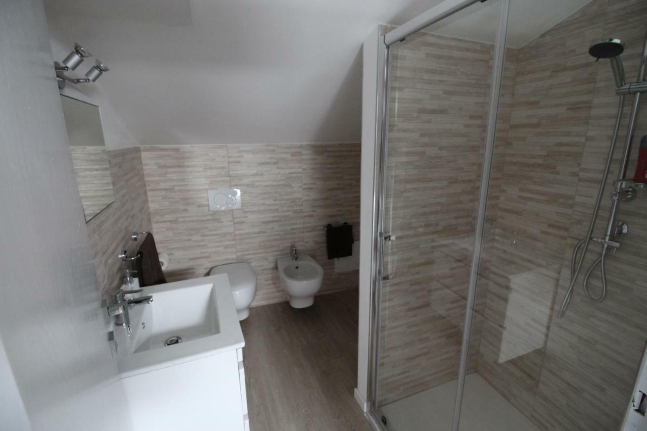 La Mansarda di Juliette Apartment Desenzano del Garda Bagian luar foto
