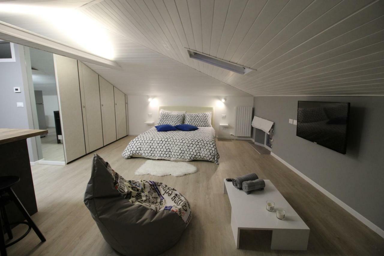 La Mansarda di Juliette Apartment Desenzano del Garda Bagian luar foto