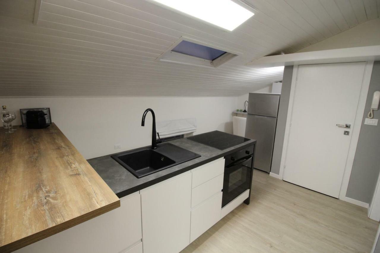 La Mansarda di Juliette Apartment Desenzano del Garda Bagian luar foto