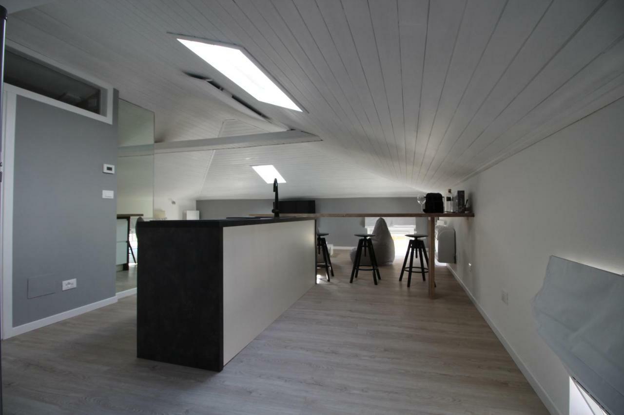 La Mansarda di Juliette Apartment Desenzano del Garda Bagian luar foto