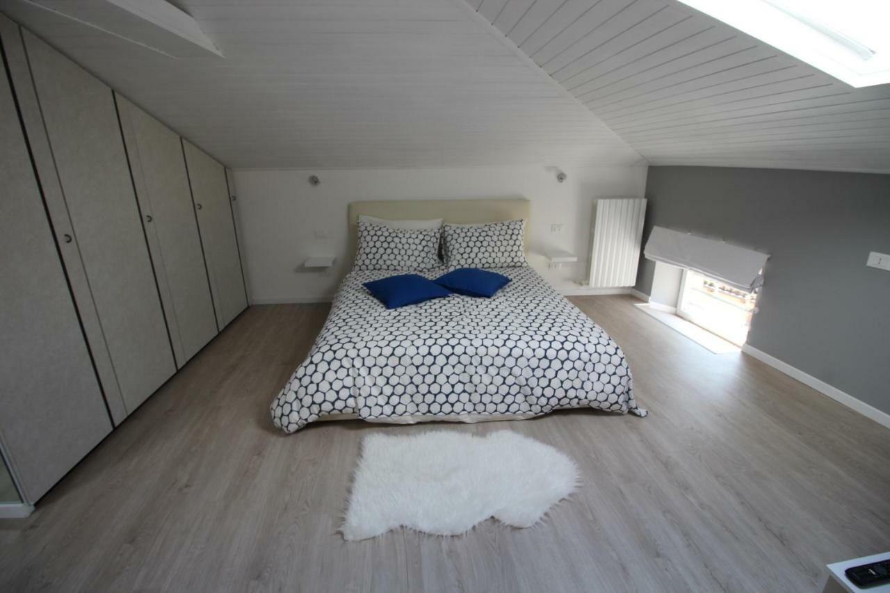 La Mansarda di Juliette Apartment Desenzano del Garda Bagian luar foto
