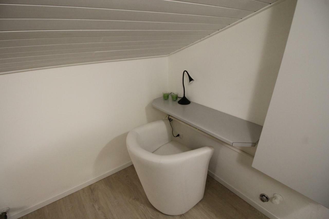La Mansarda di Juliette Apartment Desenzano del Garda Bagian luar foto