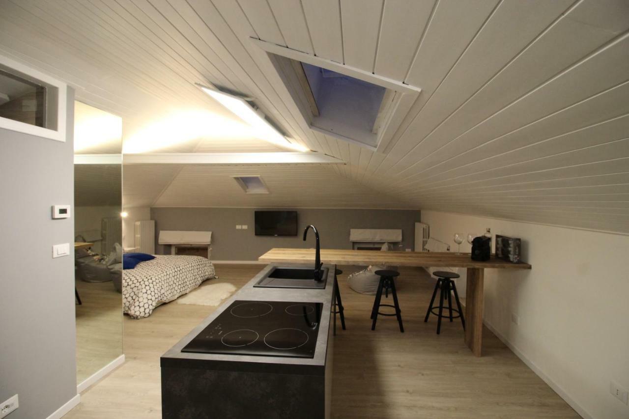 La Mansarda di Juliette Apartment Desenzano del Garda Bagian luar foto