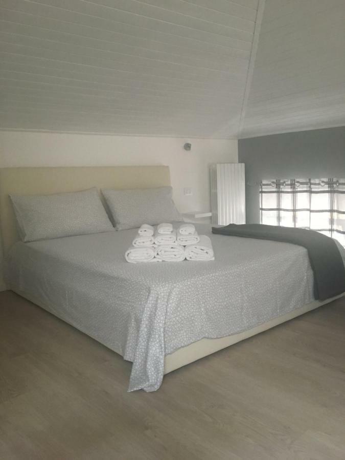 La Mansarda di Juliette Apartment Desenzano del Garda Bagian luar foto