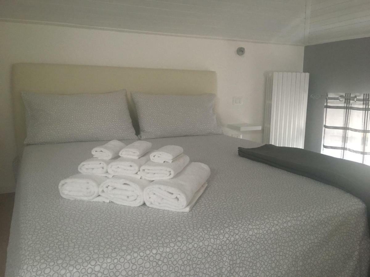 La Mansarda di Juliette Apartment Desenzano del Garda Bagian luar foto