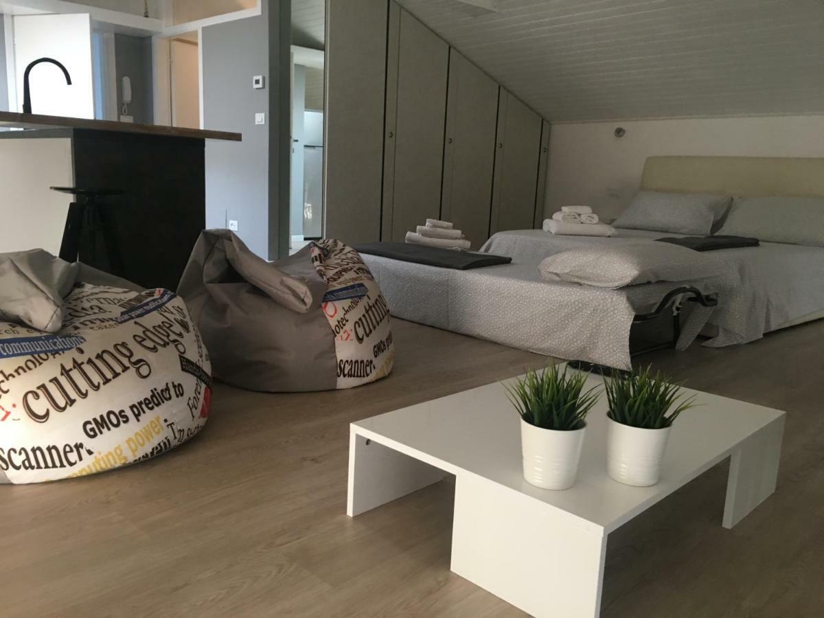 La Mansarda di Juliette Apartment Desenzano del Garda Bagian luar foto