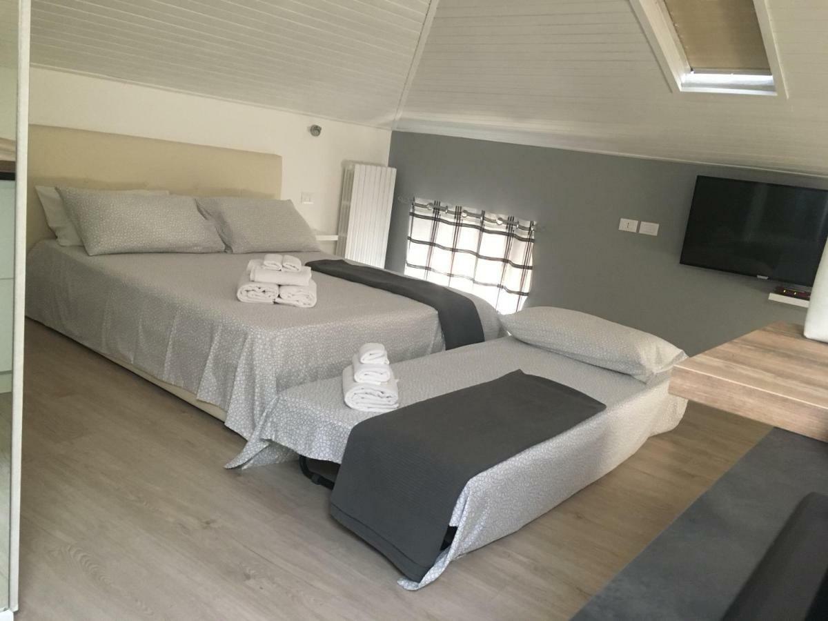 La Mansarda di Juliette Apartment Desenzano del Garda Bagian luar foto