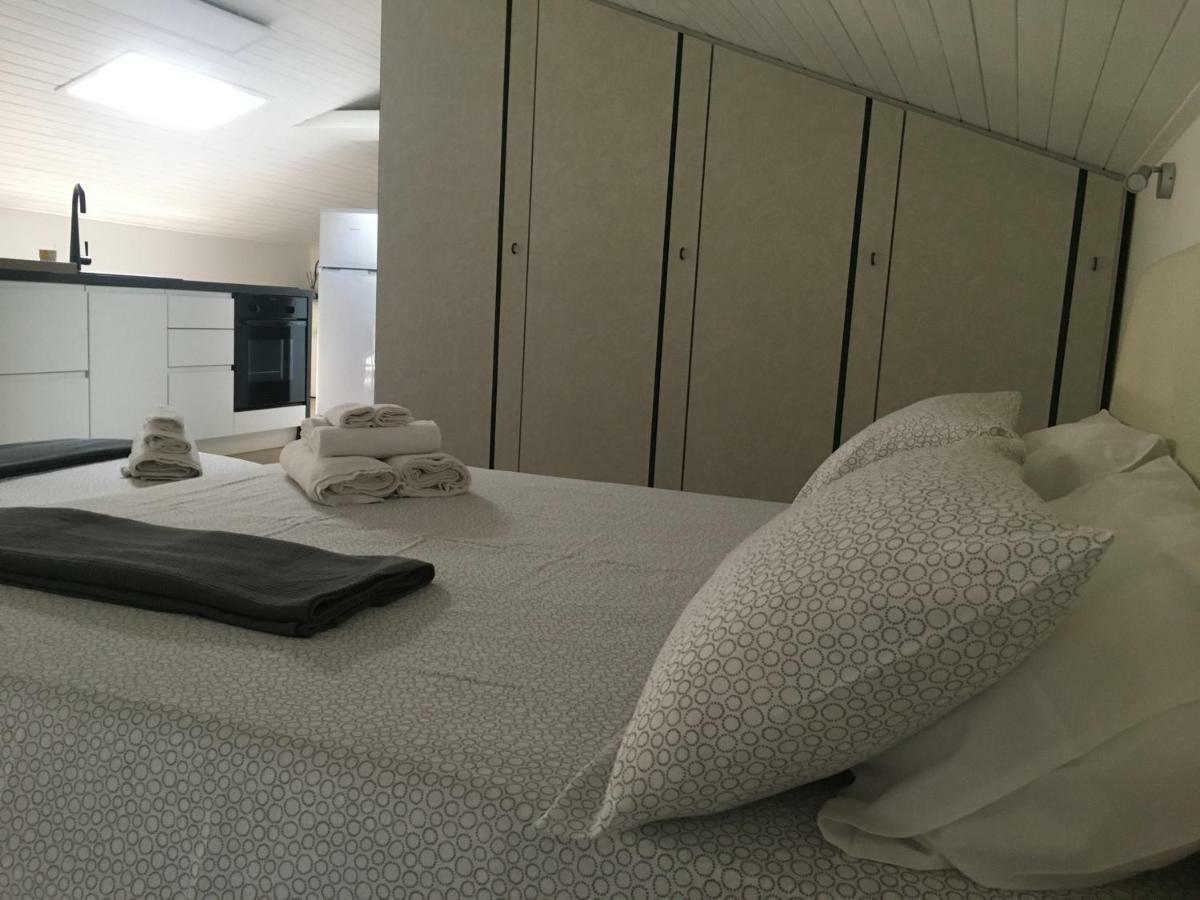La Mansarda di Juliette Apartment Desenzano del Garda Bagian luar foto